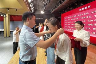 蔡少芬机场偶遇中国女排：我这个小迷妹太幸运了，中国女排必胜
